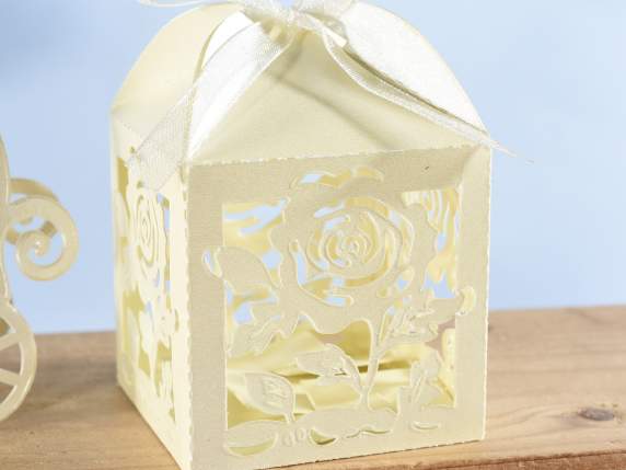 Caja regalo papel con purpurina color crema y tallado flores