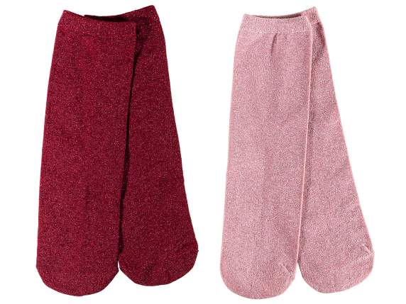 Set de regalo para mamá con un par de calcetines de rosas.