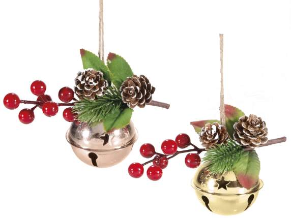 Campana de metal con piñas y frutos rojos para colgar
