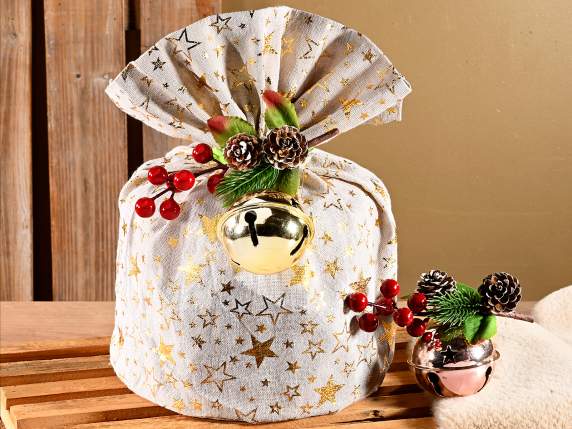 Campana de metal con piñas y frutos rojos para colgar