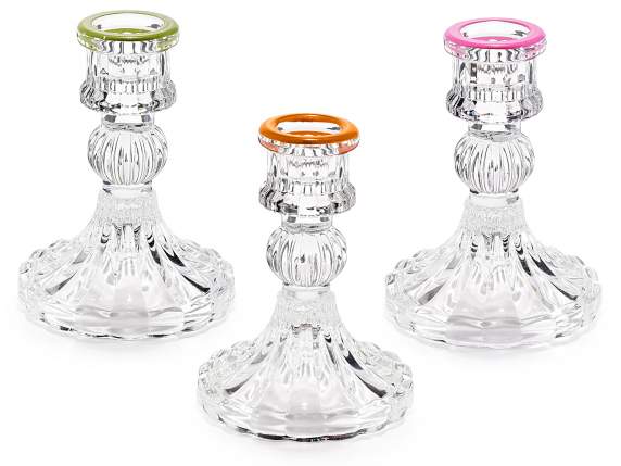 Candelabro de vidrio transparente con borde de color.