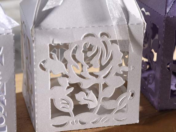 Cutie albă de trandafir din carton pentru migdale îndulcite.