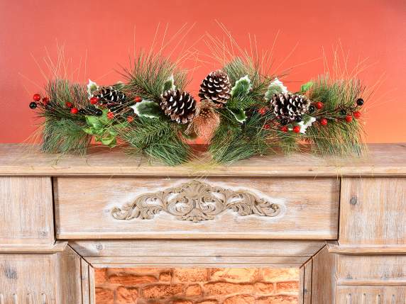 Paquete decorativo con agujas de pino, bayas rojas y piñas.