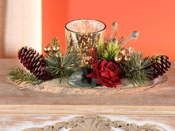 Piesa centrala din lemn cu conuri de pin, fructe de padure