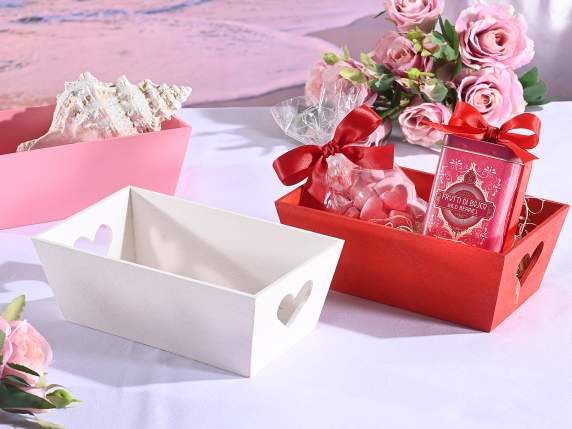 Cesta-caja de madera con asas en forma de corazón