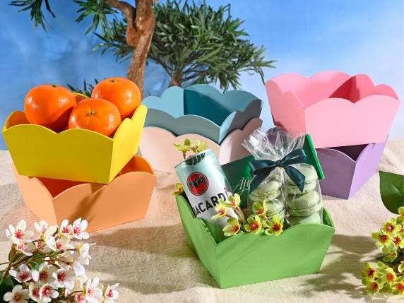 Cesta-caja de madera de colores con bordes moldeados