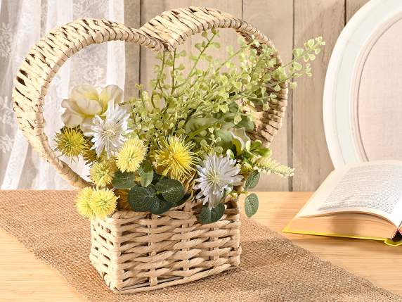 Cesta de flores de papel tejida en forma de corazón