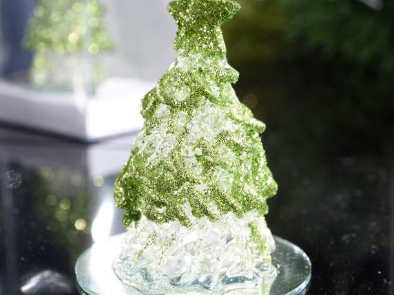 Weihnachtsbaum aus Glas mit Spiegelfuß in Box. einzeln und a