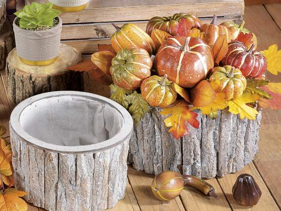 Emballez les citrouilles artificielles dans un sac en filet