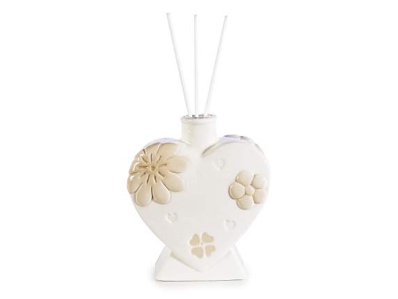 Coeur en porcelaine avec bâton avec parfum et décorations fl