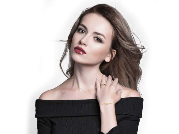 Collier ras du cou en métal avec mots, dans un tube à essai