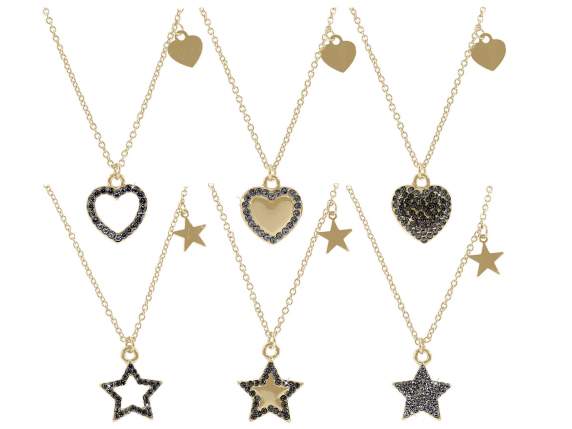 Collier surprise en métal doré dans une carte