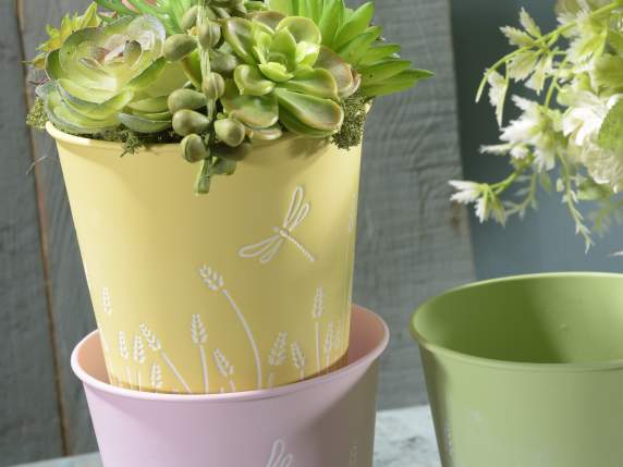 Vază din metal colorat cu design floral în basorelief