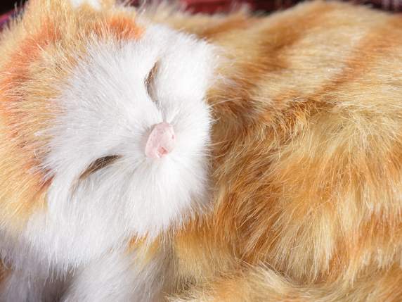 Pisică de blană falsă decorativă adormită în canisa