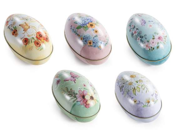 Huevo de metal abrible con decoraciones florales.