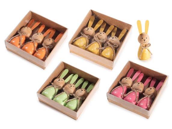 Caja con 3 conejitos de madera de colores con cinta