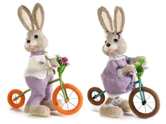 Conejito de fibra natural en bicicleta con flores.