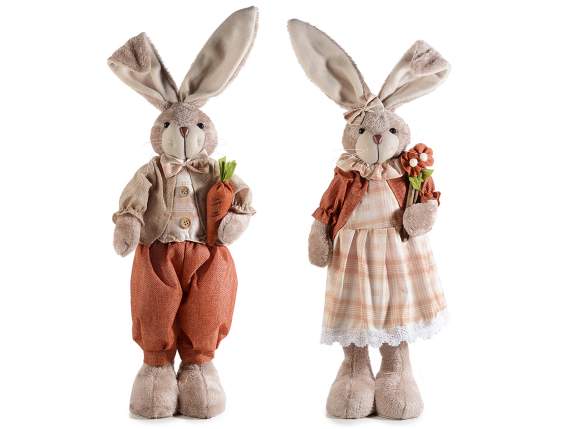 Coniglio decorativo in stoffa con carota e fiore
