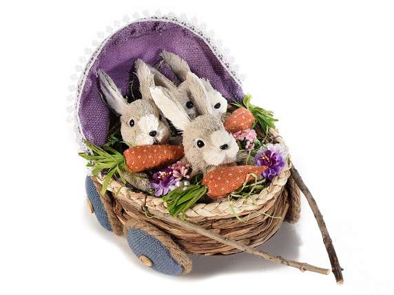 Coniglietti in fibra naturale nella carrozzina