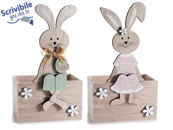 Contenedor de madera natural con conejito y flores