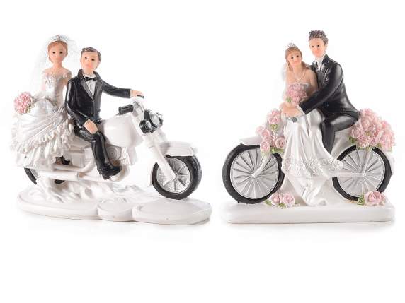 Coppia di sposi su motocicletta in resina colorata