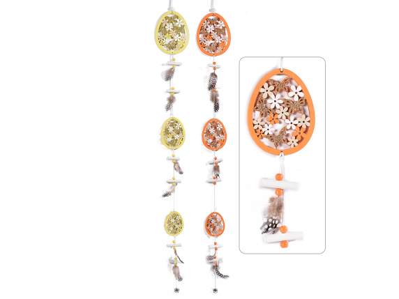 Décoration en bois colorée avec des oeufs et des plumes à ac