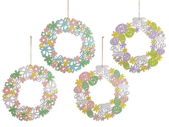 Couronne en bois avec sculptures florales et de Pâques