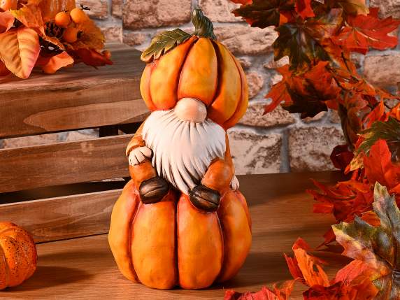 Gnomo de terracota sobre calabaza con sombrero de calabaza