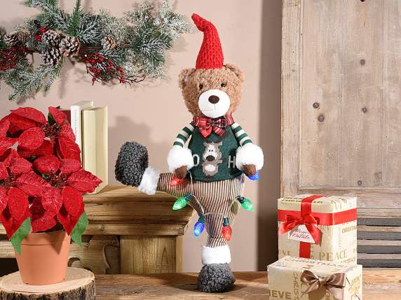 Oso de tela con suéter navideño y cadena de luces LED