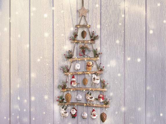 Árbol de Navidad de madera, cuerda y estrella colgante.