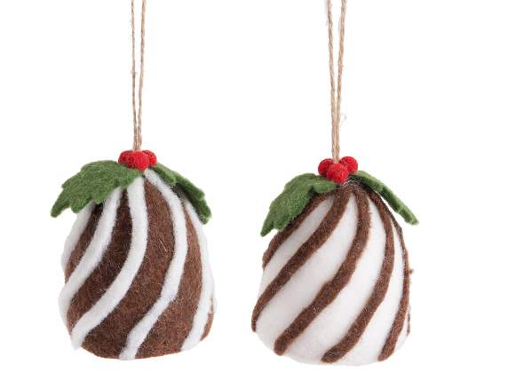 Dulce navideño de fieltro con cuerda para colgar.