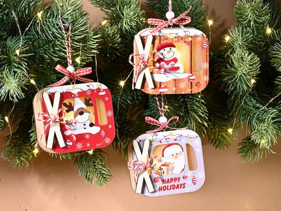 Teleférico de madera con personajes navideños y luces