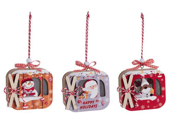 Teleférico de madera con personajes navideños y luces