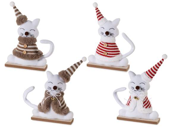 Gato de tela con sombrero sobre una base de madera