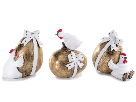 Huevo de resina dorada con decoración de gallina y lazo