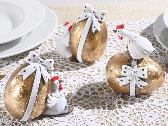 Huevo de resina dorada con decoración de gallina y lazo