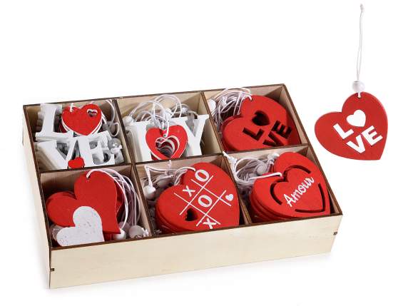 Présentoir de 72 décorations en forme de coeur en bois