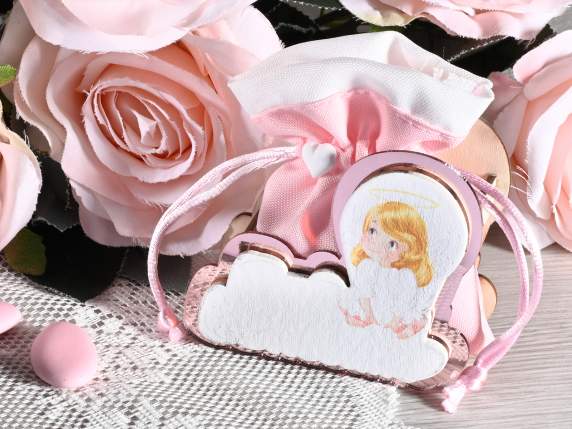 Décoration de naissance en bois avec sac rose à cordon.