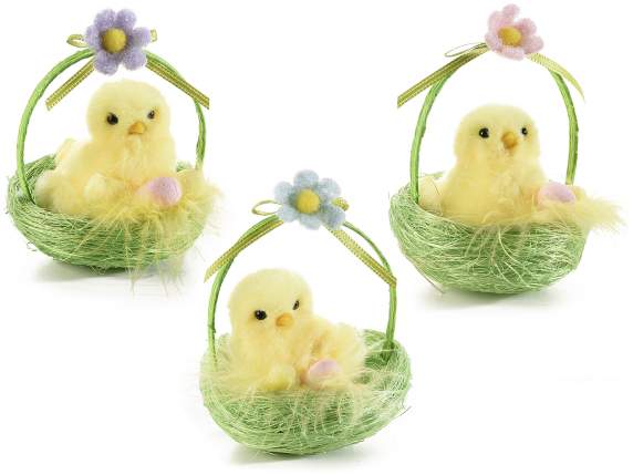 Poussin de Pâques avec des œufs dans un panier en fibres