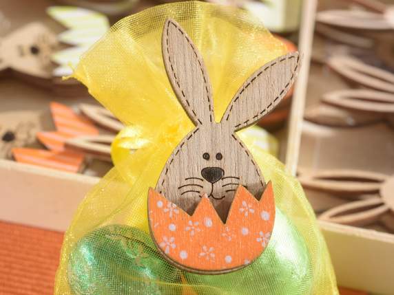 Expositor de 80 conejitos de pascua en madera coloreada con