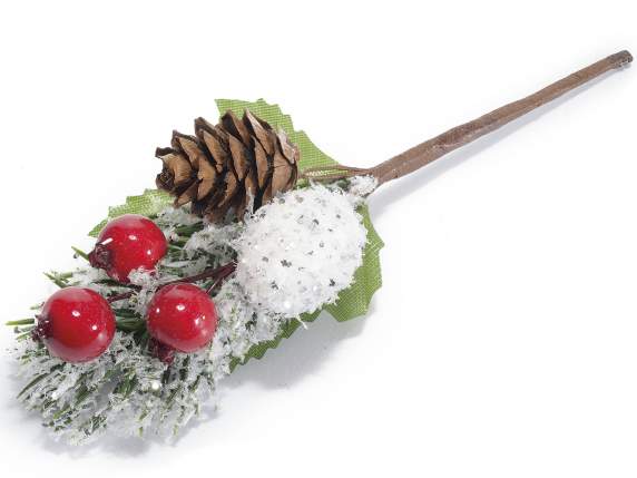 Ramita cubierta de nieve con pino, frutos rojos y piña