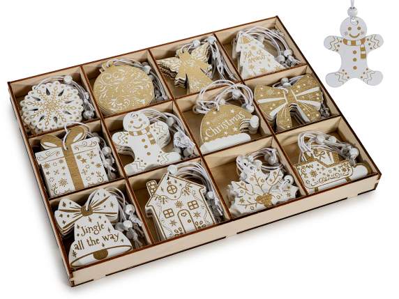 Exhibición de 72 adornos navideños de madera para colgar.
