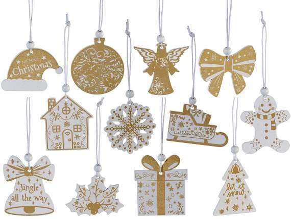 Exhibición de 72 adornos navideños de madera para colgar.