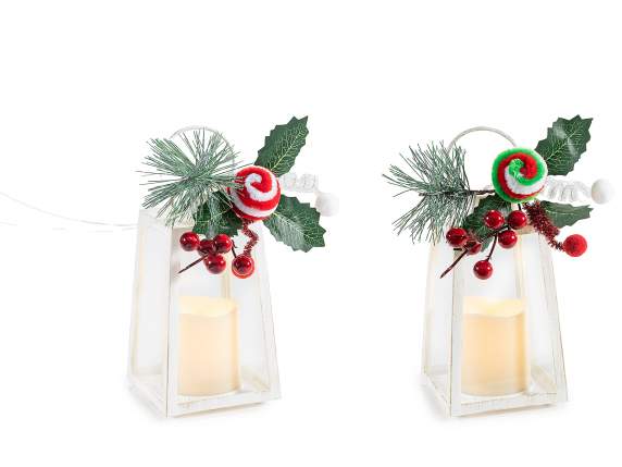 Farol con vela LED, rama de pino con bayas y adorno navideño