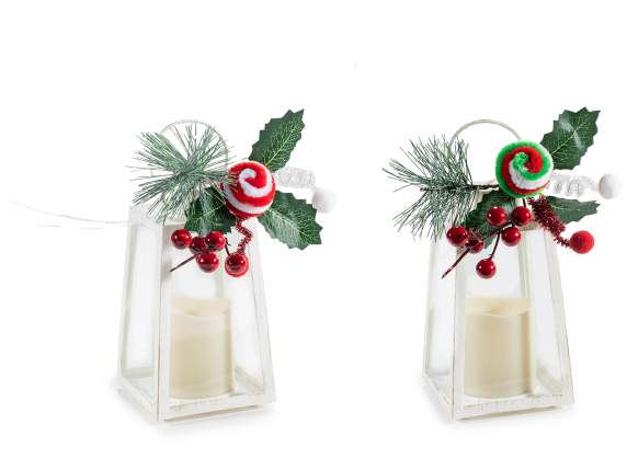 Farol con vela LED, rama de pino con bayas y adorno navideño