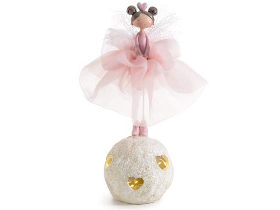 Fatina in resina con vestito tulle su sfera con cuori e LED