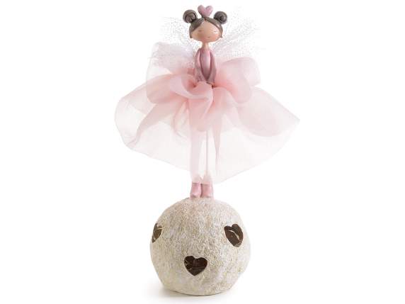 Fatina in resina con vestito tulle su sfera con cuori e LED