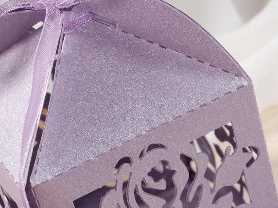 Favor box in lilac glitter paper with flower carvings