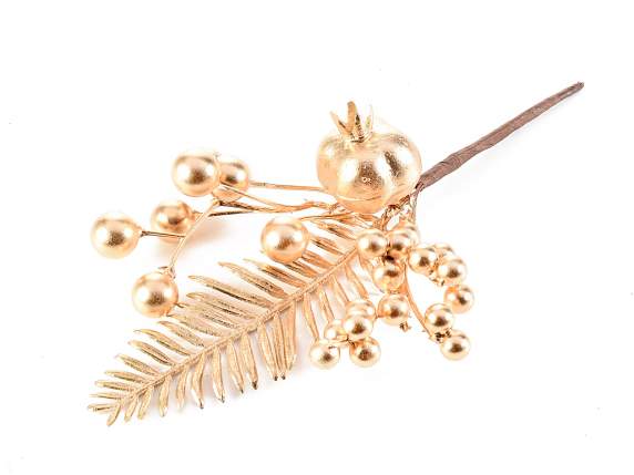 Crenguta cu fructe de padure aurii si rodie