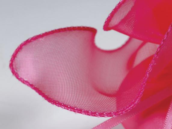 Fuchsia gezuckertes Mandelkissen mit Tüll-Seiden-Effekt